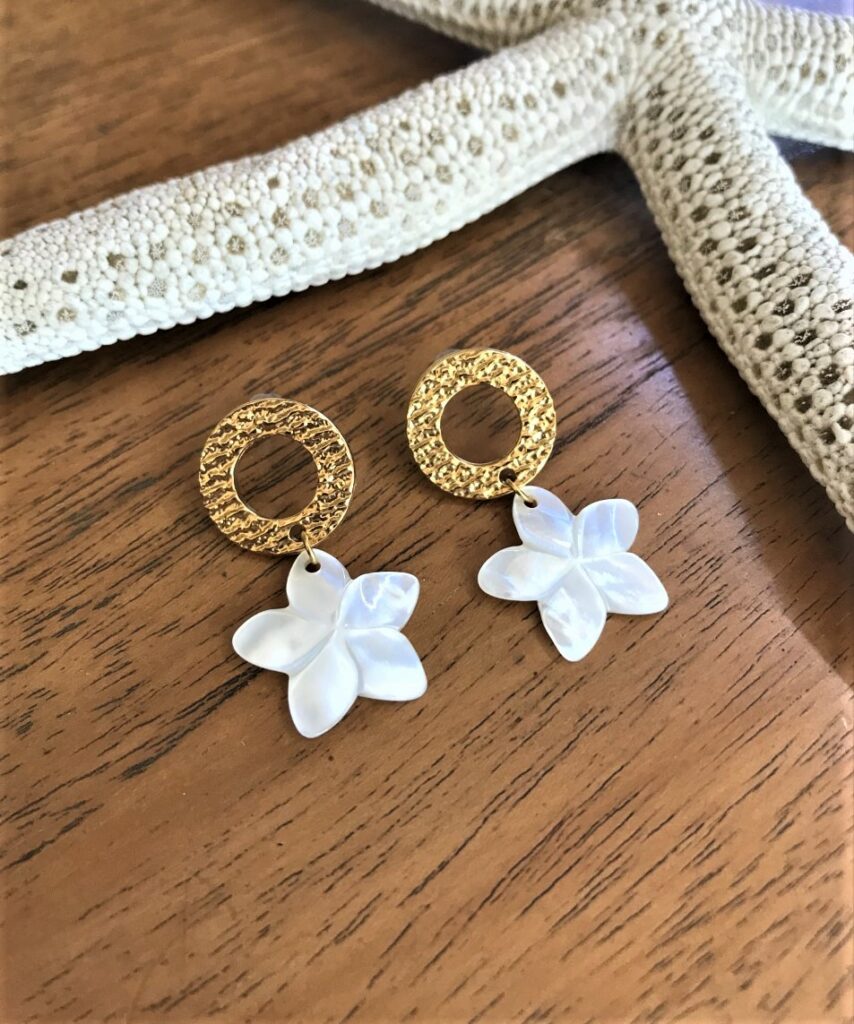 Boucles d'Oreilles Fleur de Frangipanier Nacre & Laiton Doré à l'Or Fin