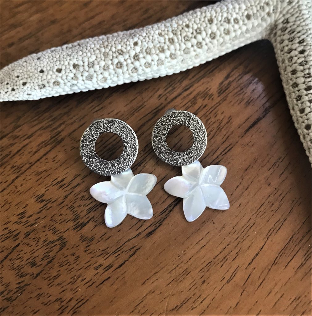 Boucles d'Oreilles Frangipanier Argenté Nacre