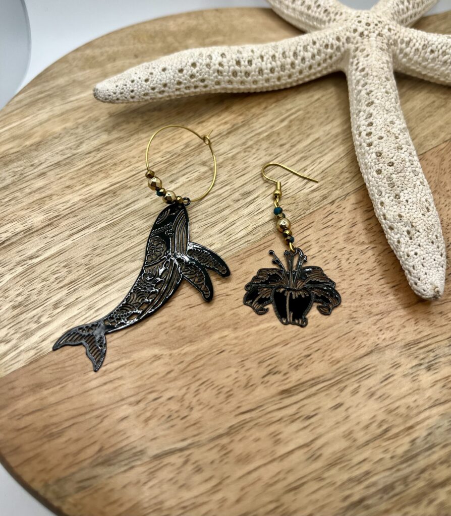 asym noir - LzaCréa Boucles d'Oreilles Asymétriques noires • Hibiscus & Motif Marin/Floral au Choix