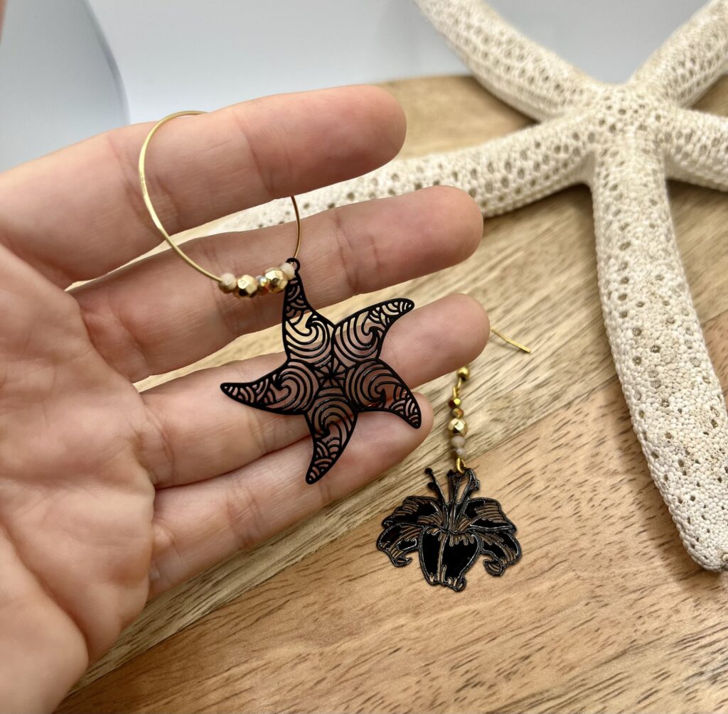 asym noir - LzaCréa Boucles d'Oreilles Asymétriques noires • Hibiscus & Motif Marin/Floral au Choix