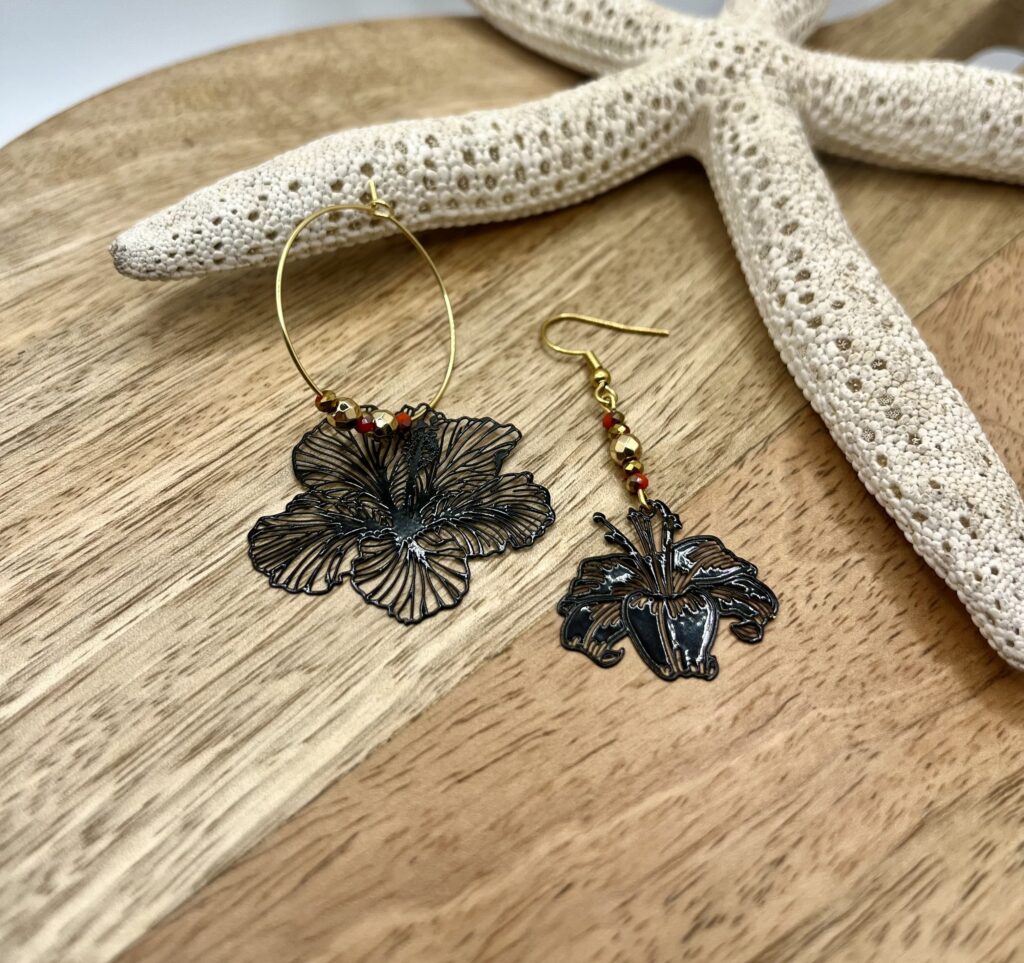 asym noir - LzaCréa Boucles d'Oreilles Asymétriques noires • Hibiscus & Motif Marin/Floral au Choix