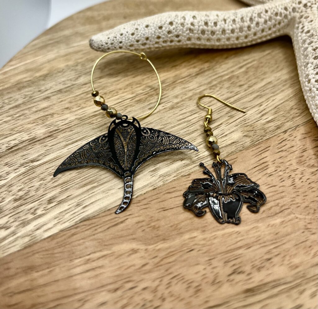 asym noir - LzaCréa Boucles d'Oreilles Asymétriques noires • Hibiscus & Motif Marin/Floral au Choix