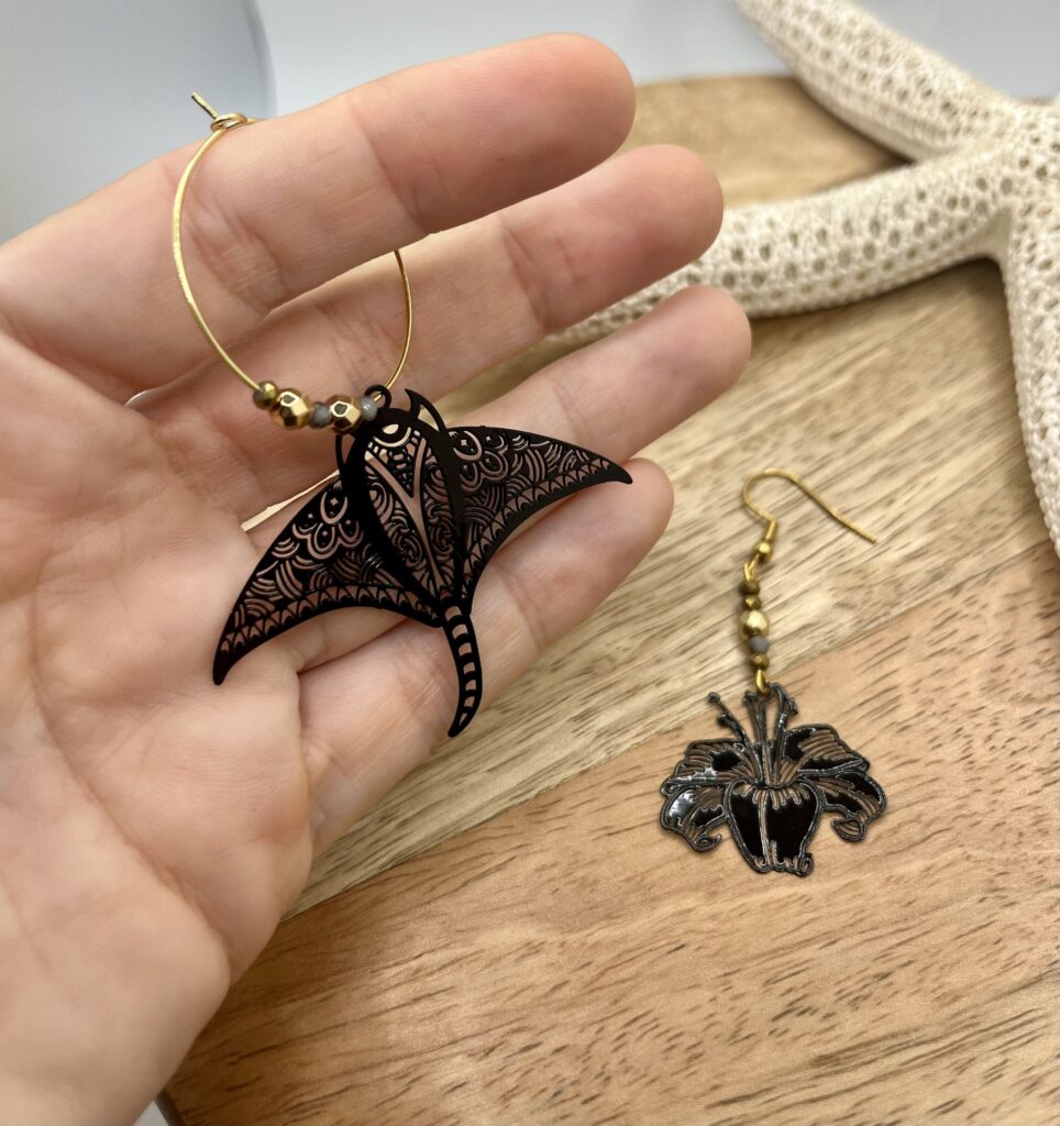 asym noir - LzaCréa Boucles d'Oreilles Asymétriques noires • Hibiscus & Motif Marin/Floral au Choix