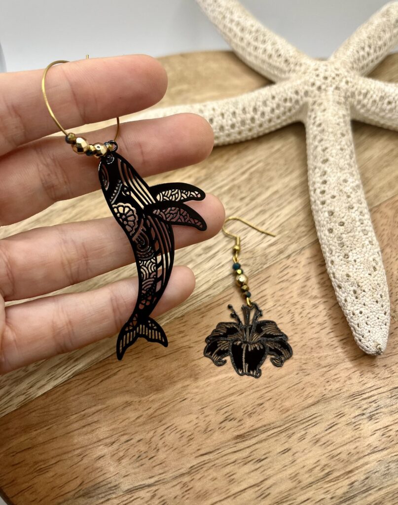 asym noir - LzaCréa Boucles d'Oreilles Asymétriques noires • Hibiscus & Motif Marin/Floral au Choix