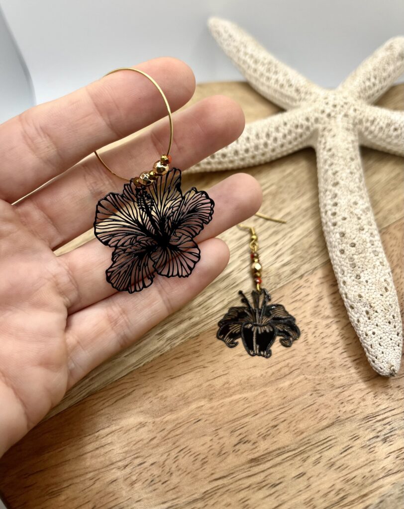 asym noir - LzaCréa Boucles d'Oreilles Asymétriques noires • Hibiscus & Motif Marin/Floral au Choix