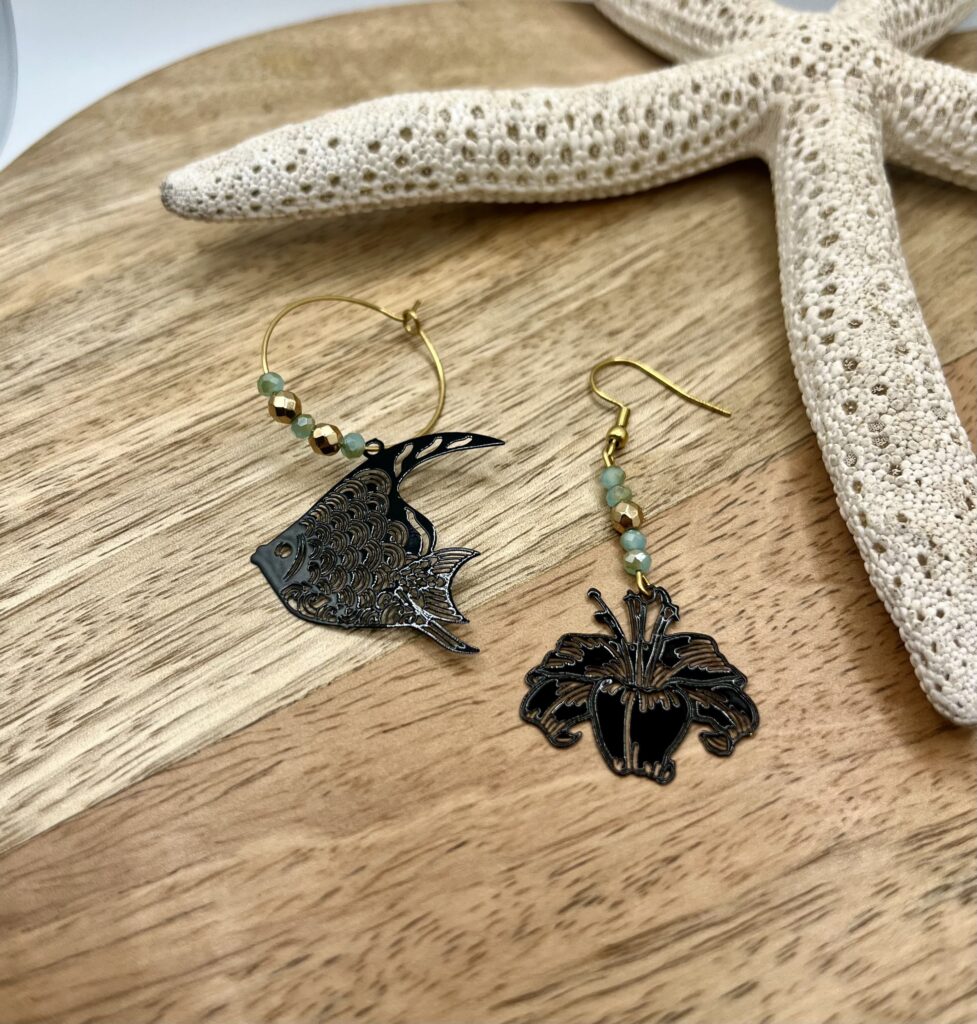 asym noir - LzaCréa Boucles d'Oreilles Asymétriques noires • Hibiscus & Motif Marin/Floral au Choix