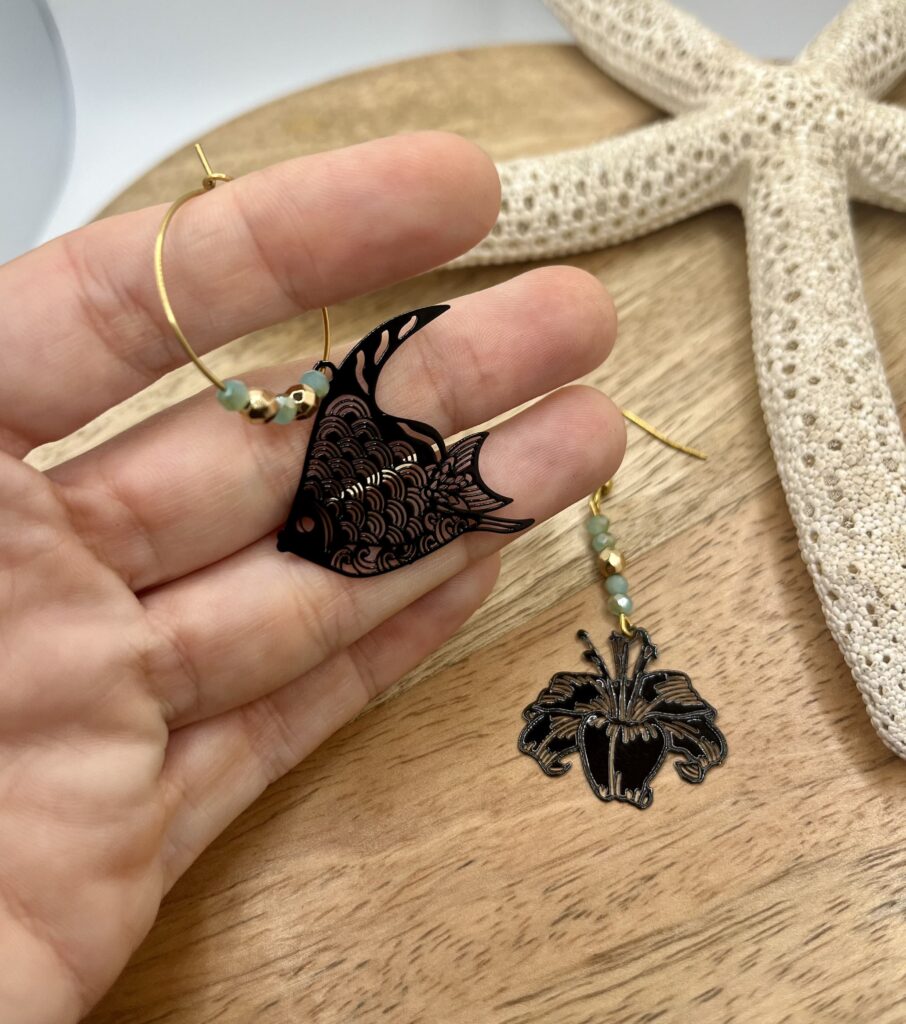 asym noir - LzaCréa Boucles d'Oreilles Asymétriques noires • Hibiscus & Motif Marin/Floral au Choix