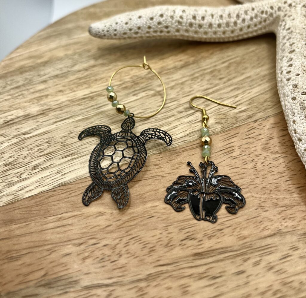asym noir - LzaCréa Boucles d'Oreilles Asymétriques noires • Hibiscus & Motif Marin/Floral au Choix
