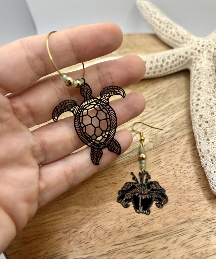 asym noir - LzaCréa Boucles d'Oreilles Asymétriques noires • Hibiscus & Motif Marin/Floral au Choix