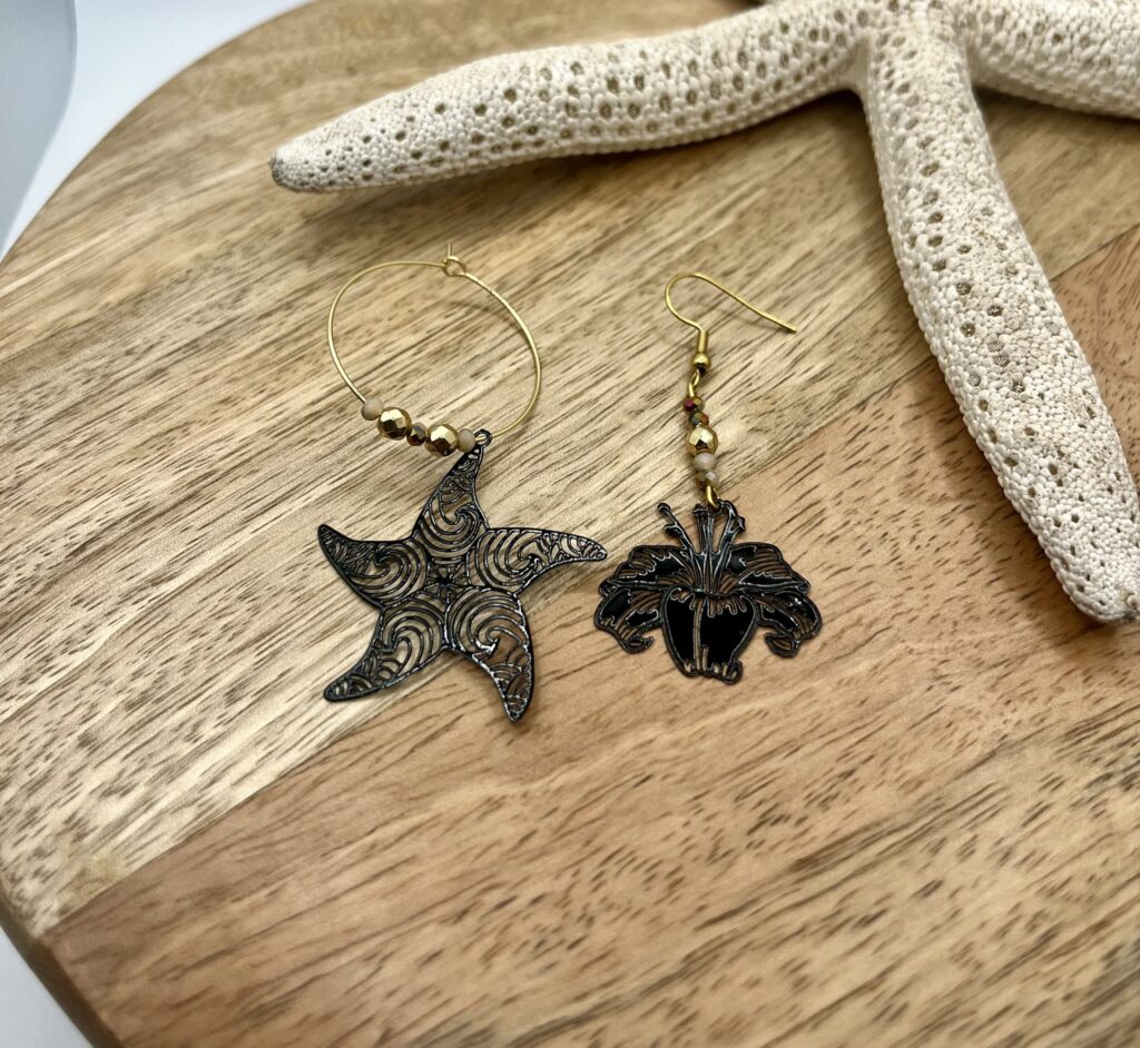 asym noir - LzaCréa Boucles d'Oreilles Asymétriques noires • Hibiscus & Motif Marin/Floral au Choix