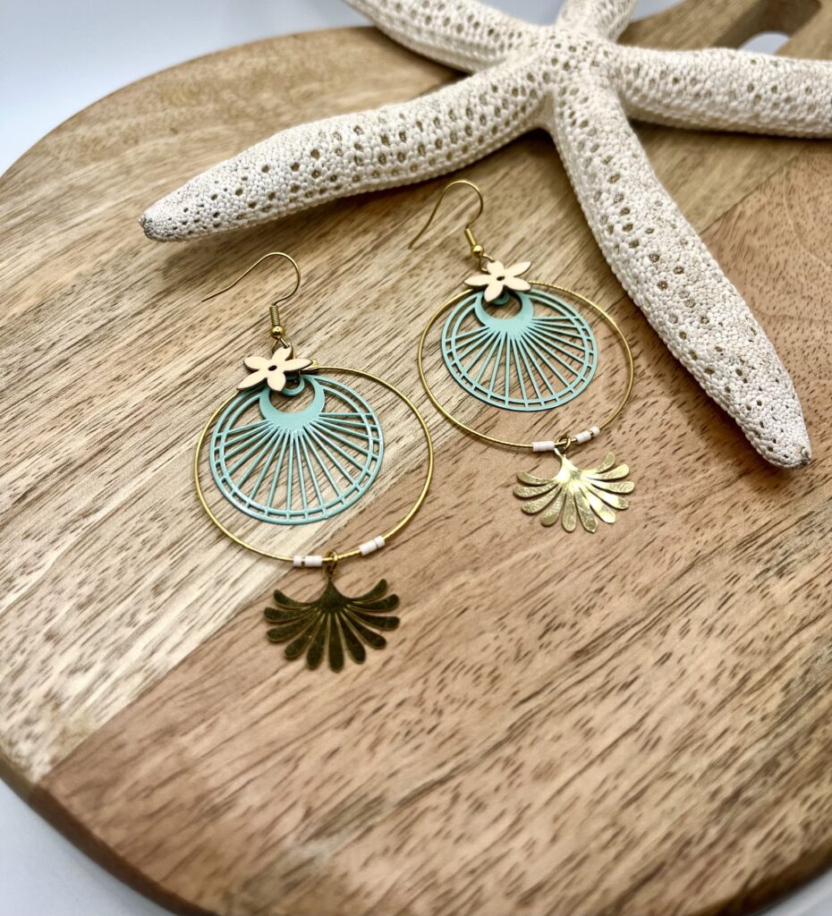 bleu - LzaCréa Boucles d'Oreilles Créoles PRINTEMPS • Éventail Doré, Fleur rose et Estampe bleu clair