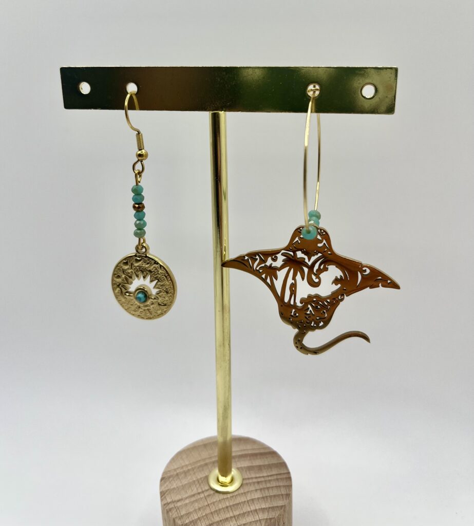 raie - LzaCréa Boucles d'Oreilles Asymétriques Raie & Demi-Soleil • Créole 3 cm & Perles Bleues