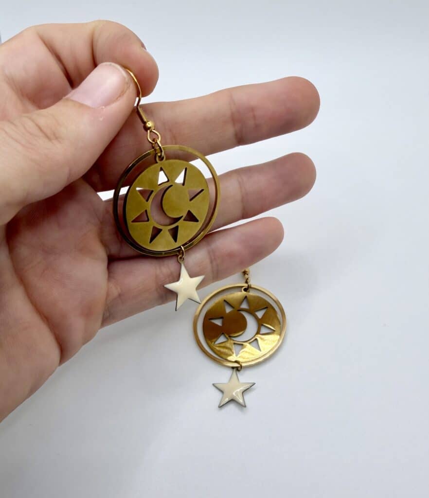 Boucles d'oreilles pendantes Céleste lune et étoiles dorées, pensées et assemblées à La Réunion (974)