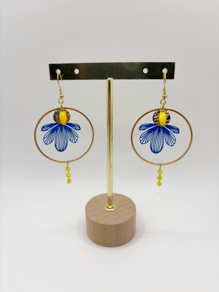 Boucles d'oreilles pendantes Maya abeille bleu roi et jaune, pensées et assemblées à La Réunion (974)