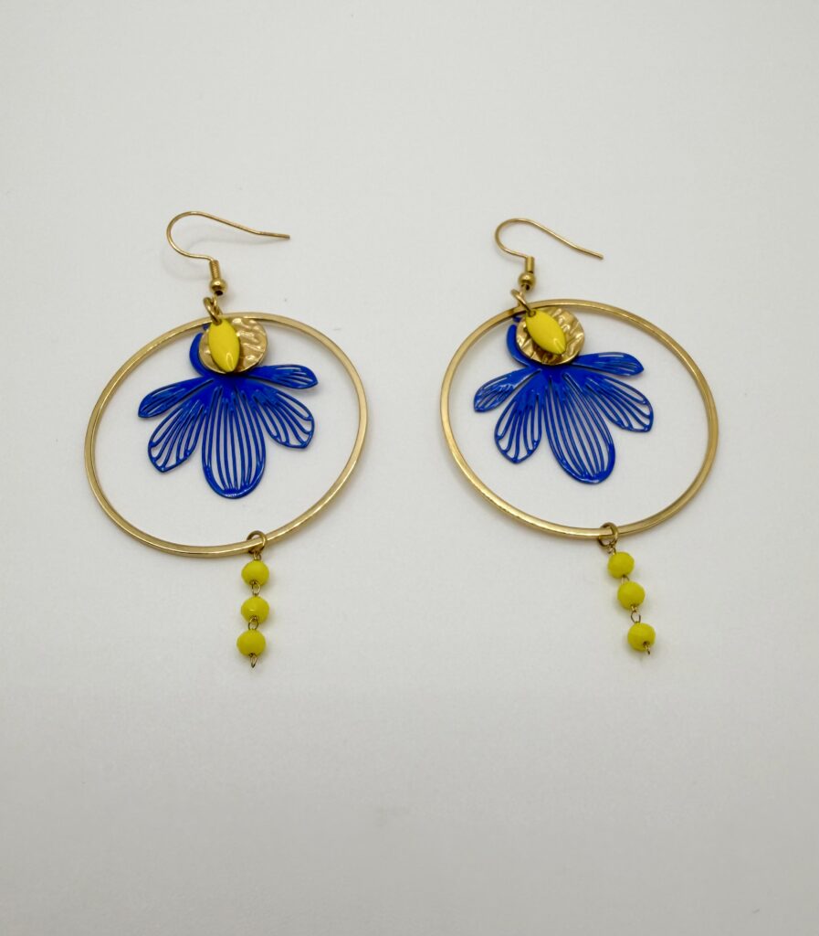 Boucles d'oreilles pendantes Maya abeille bleu roi et jaune, pensées et assemblées à La Réunion (974)