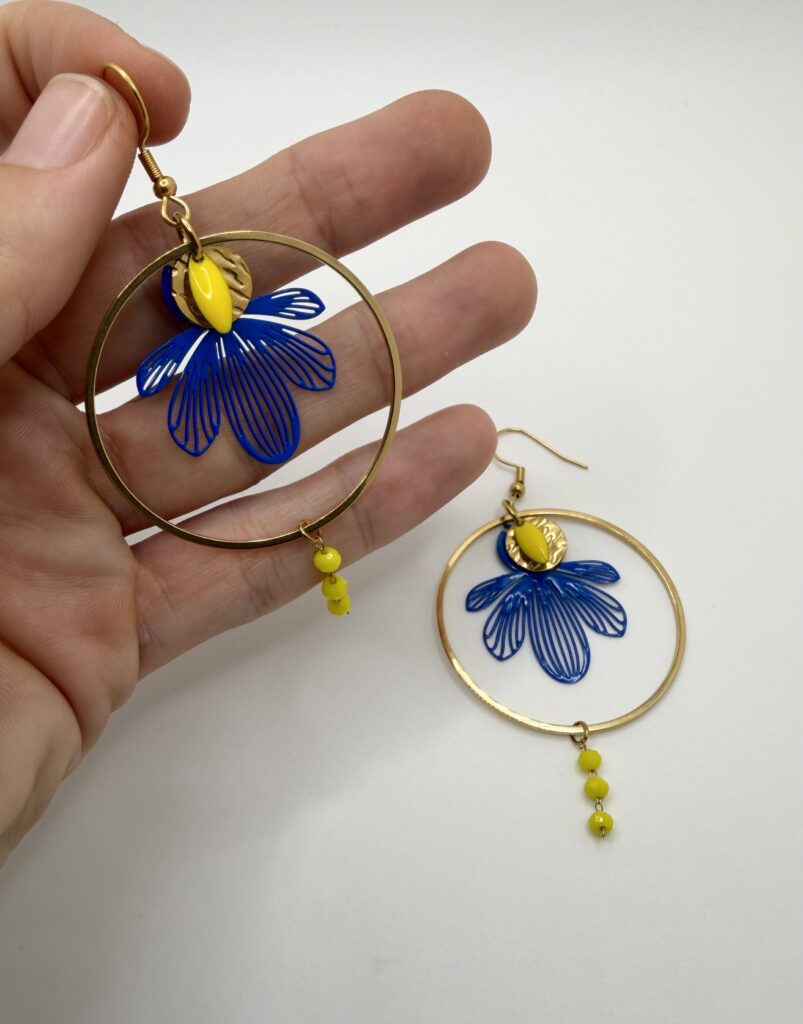 Boucles d'oreilles pendantes Maya abeille bleu roi et jaune, pensées et assemblées à La Réunion (974)