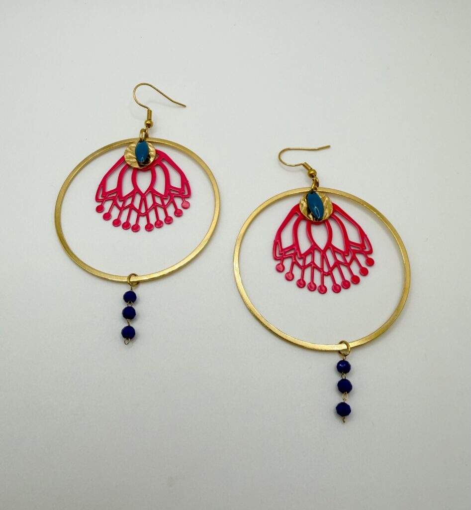 Boucles d'oreilles pendantes Nénuphar Fuchsia et bleue, pensées et assemblées à La Réunion (974)