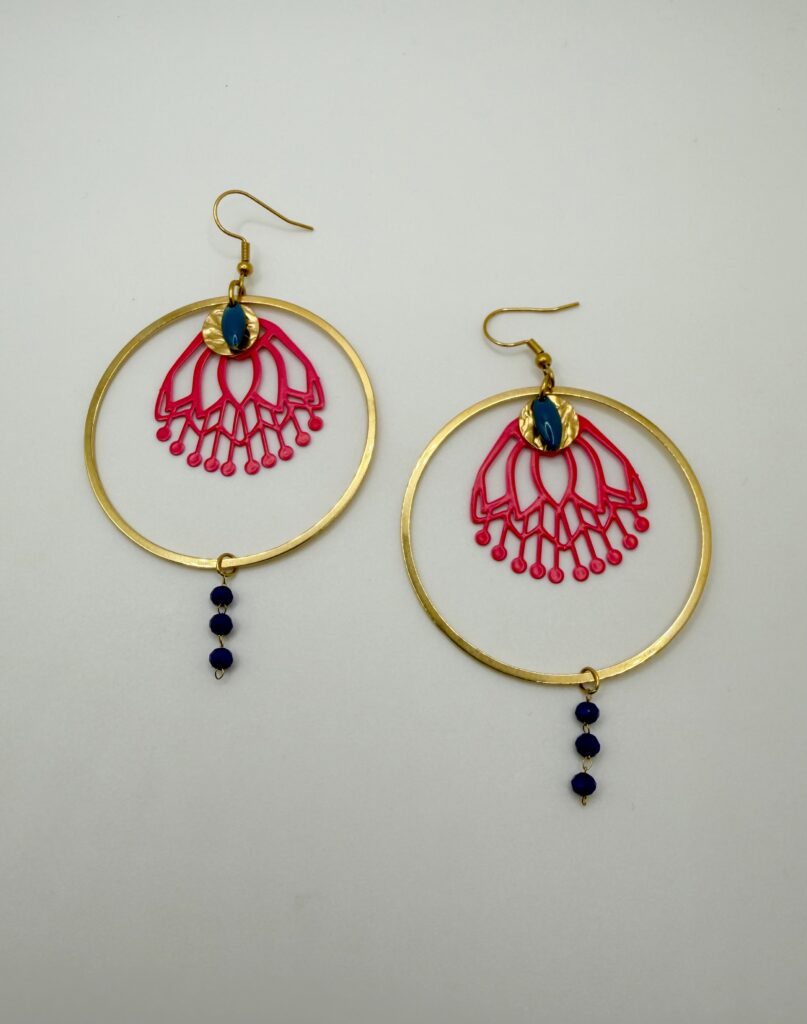 Boucles d'oreilles pendantes Nénuphar Fuchsia et bleue, pensées et assemblées à La Réunion (974)