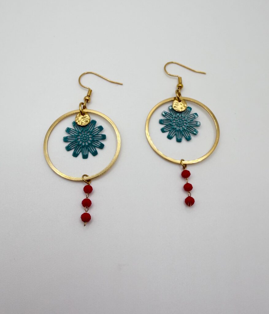 Boucles d'oreilles pendantes Gazania Turquoise et rouge, pensées et assemblées à La Réunion (974)