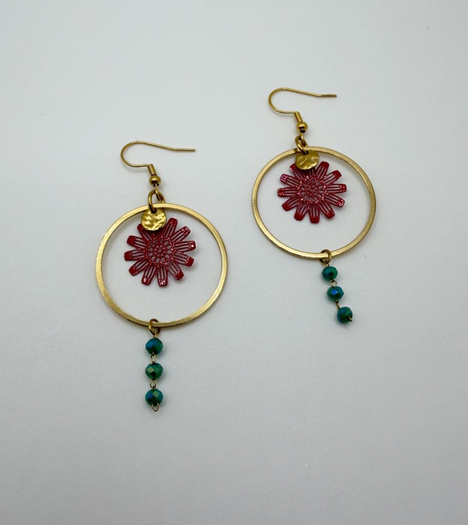 Boucles d'oreilles pendantes Gazania Turquoise et rouge, pensées et assemblées à La Réunion (974)