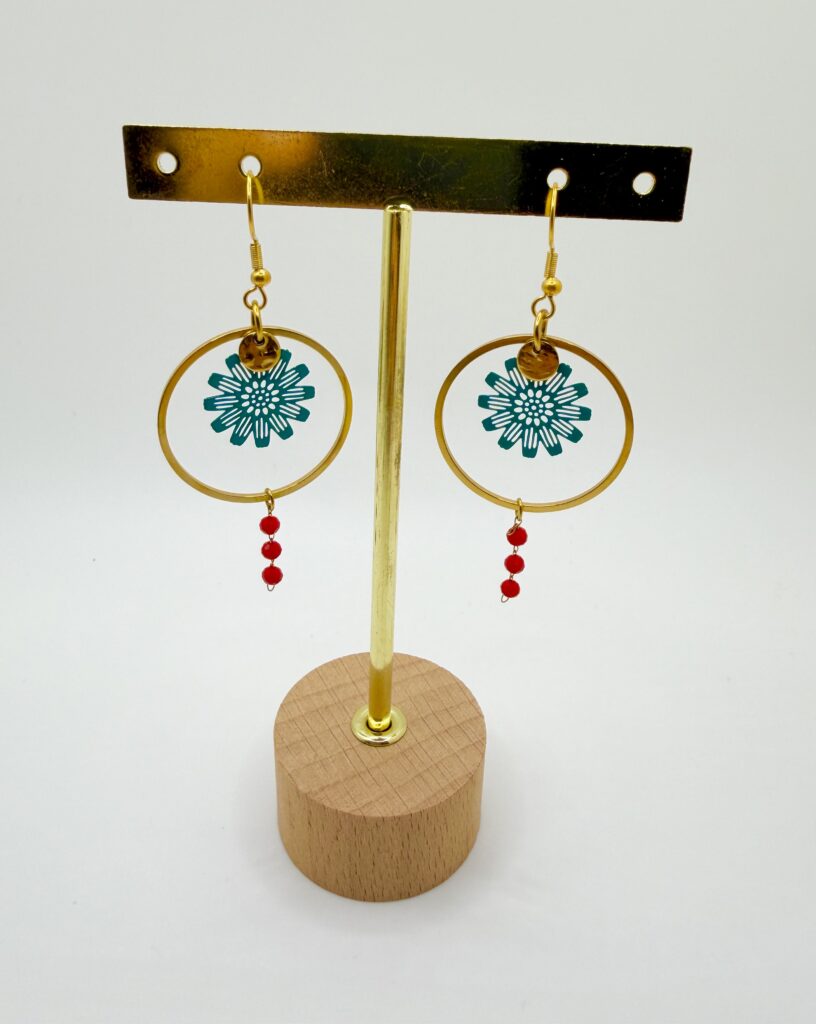 Boucles d'oreilles pendantes Gazania Turquoise et rouge, pensées et assemblées à La Réunion (974)