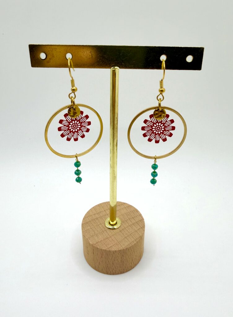 Boucles d'oreilles pendantes Gazania Turquoise et rouge, pensées et assemblées à La Réunion (974)