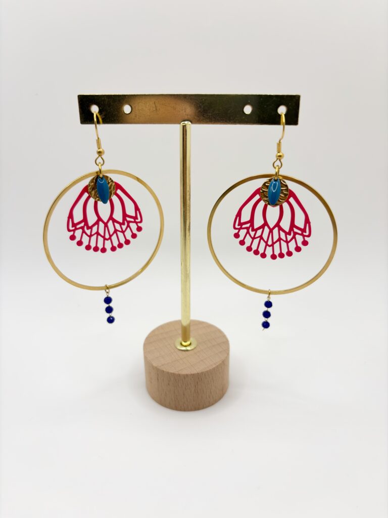Boucles d'oreilles pendantes Nénuphar Fuchsia et bleue, pensées et assemblées à La Réunion (974)