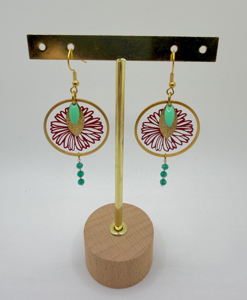 Boucles d'oreilles pendantes Marguerite Rouge et turquoise, pensées et assemblées à La Réunion (974)