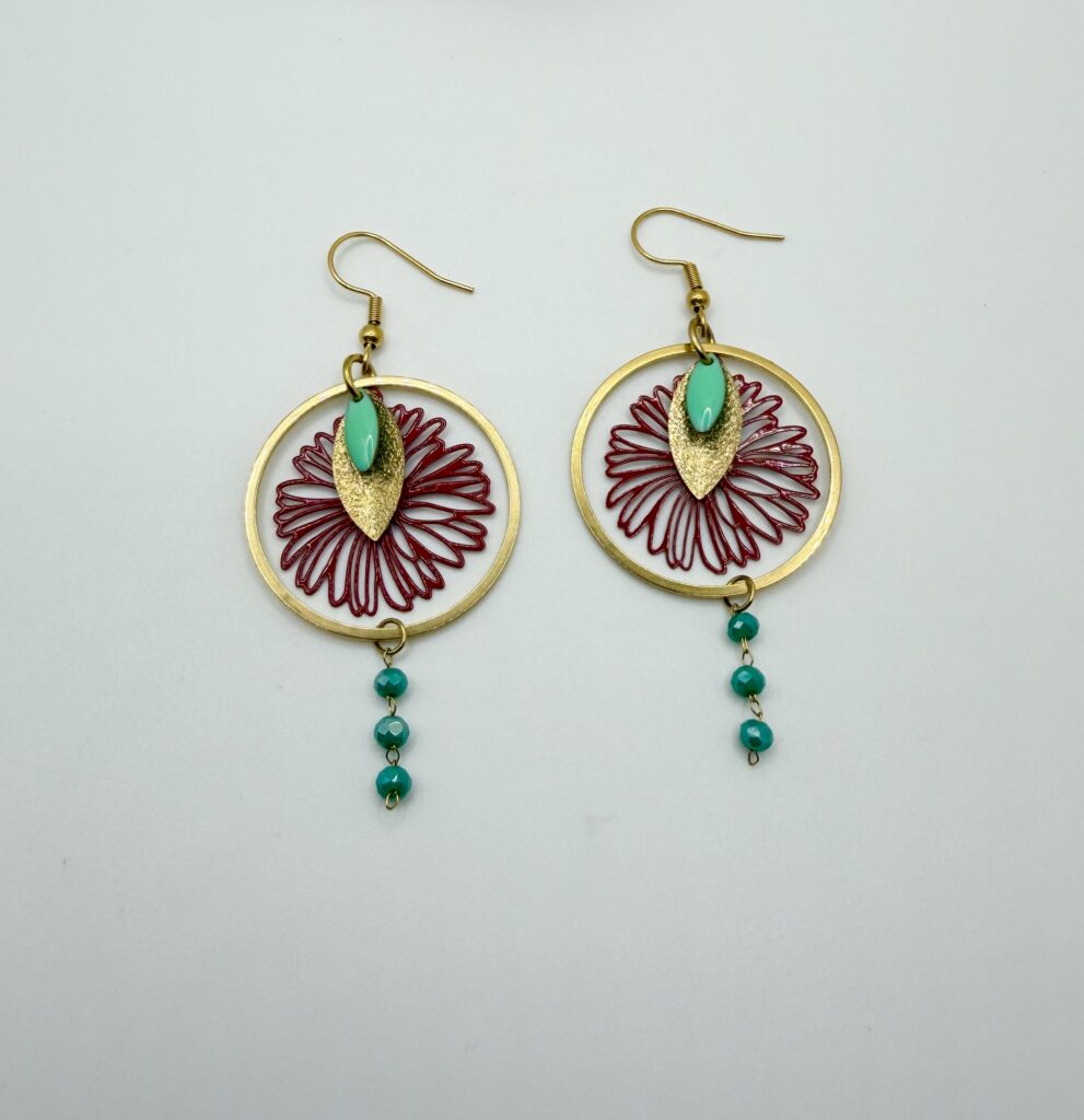 Boucles d'oreilles pendantes Marguerite Rouge et turquoise, pensées et assemblées à La Réunion (974)
