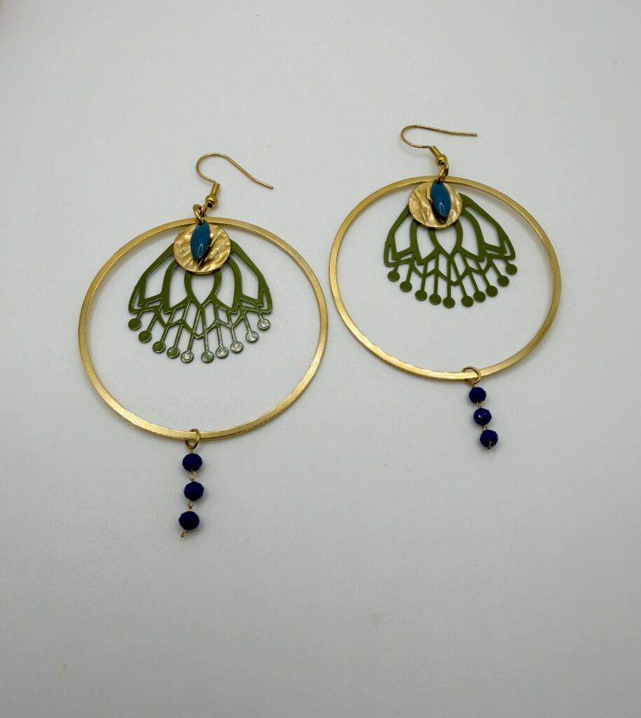 Boucles d'oreilles pendantes Nénuphar kaki et bleue, pensées et assemblées à La Réunion (974)