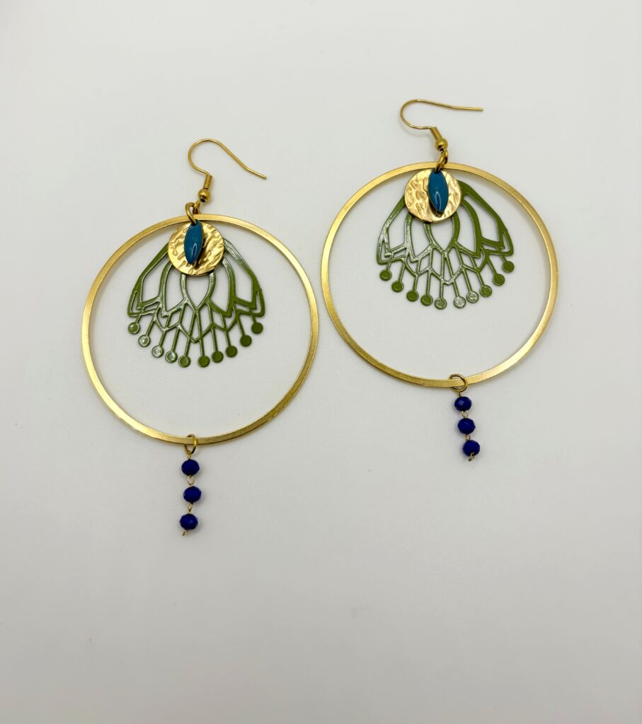 Boucles d'oreilles pendantes Nénuphar Kaki et bleue, pensées et assemblées à La Réunion (974)