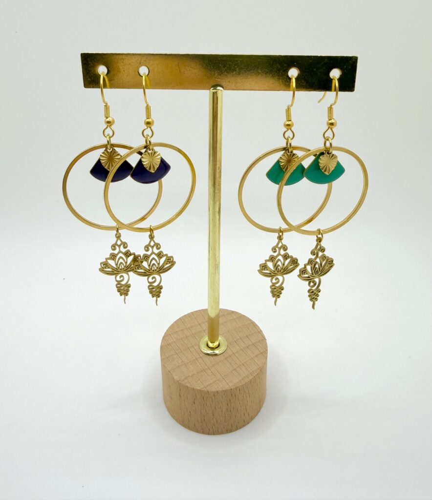 Boucles d'oreilles pendantes Lotus Bohème dorées avec sequin violet, pensées et assemblées à La Réunion (974)