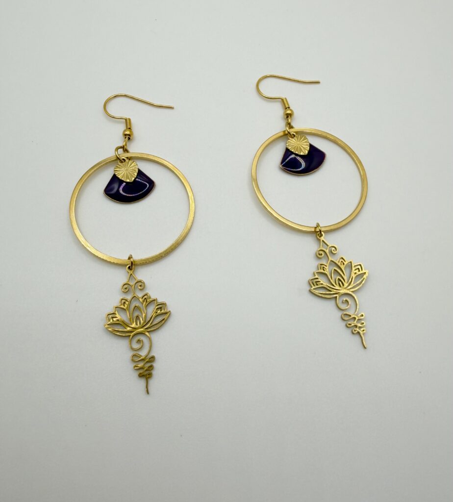 Boucles d'oreilles pendantes Lotus Bohème dorées avec sequin violet, pensées et assemblées à La Réunion (974)