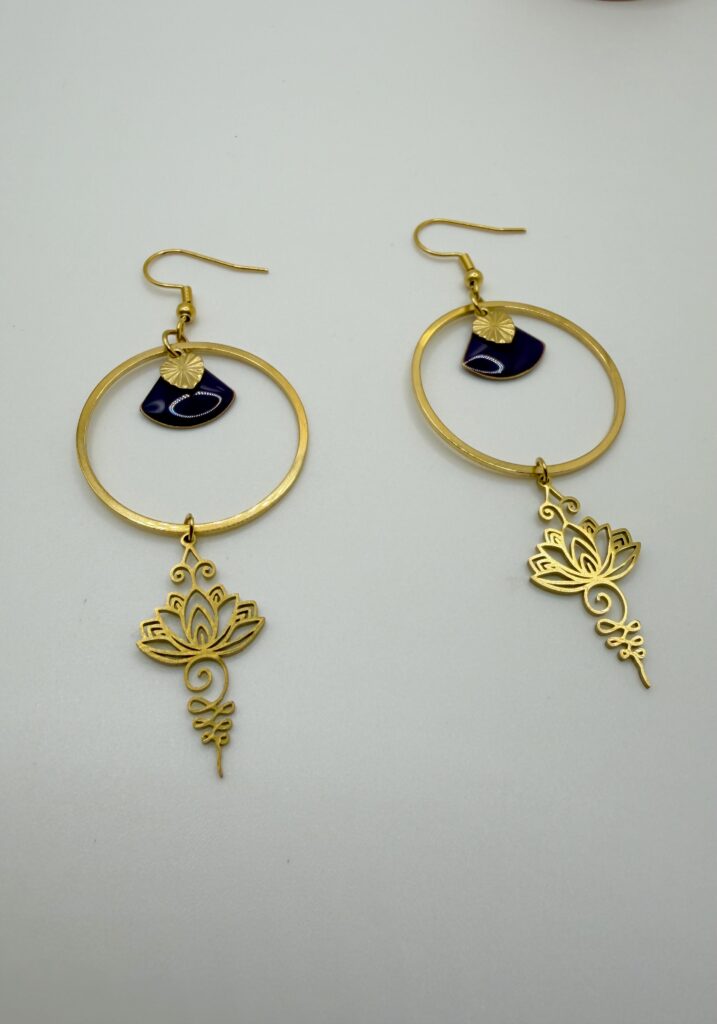 Boucles d'oreilles pendantes Lotus Bohème dorées avec sequin violet, pensées et assemblées à La Réunion (974)