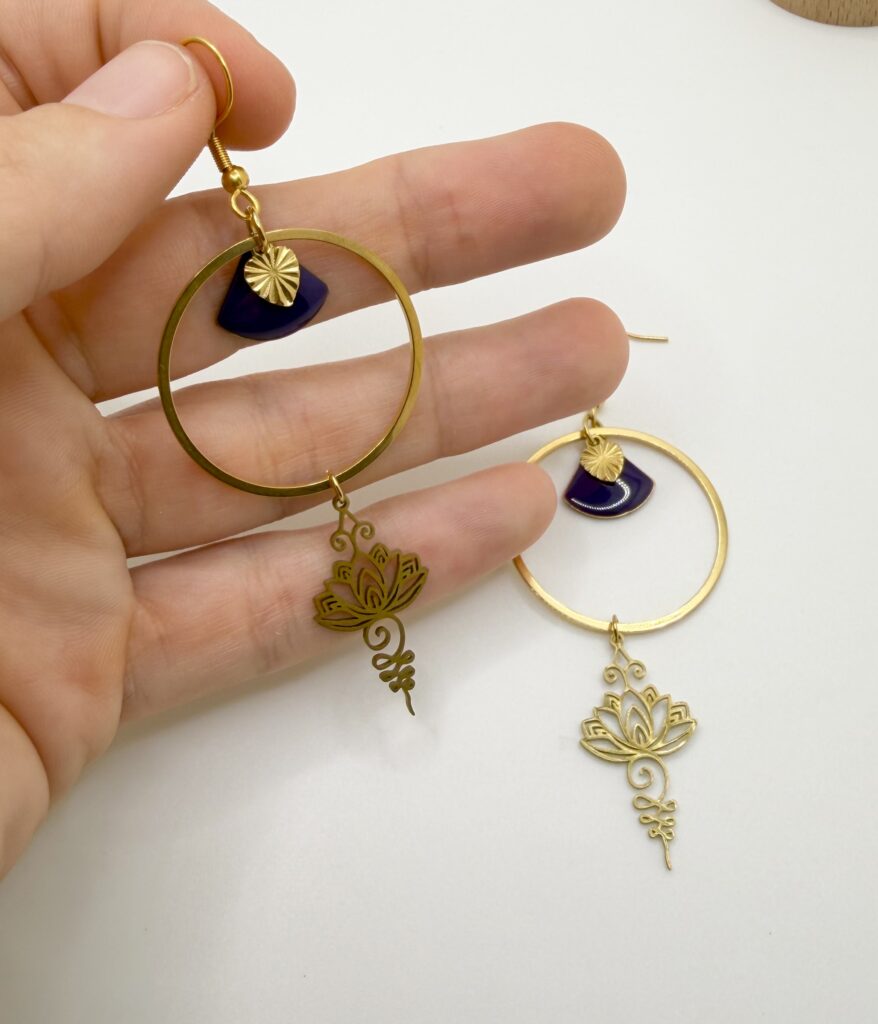 Boucles d'oreilles pendantes Lotus Bohème dorées avec sequin violet, pensées et assemblées à La Réunion (974)