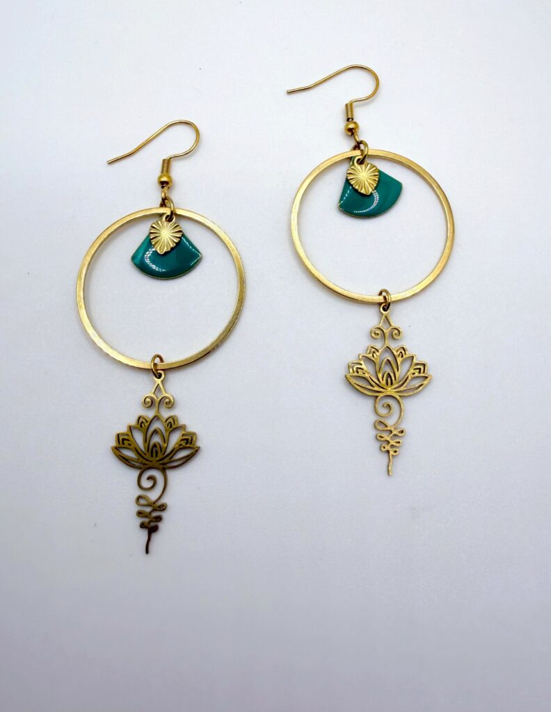 Boucles d'oreilles pendantes Lotus Bohème dorées avec sequin violet, pensées et assemblées à La Réunion (974)