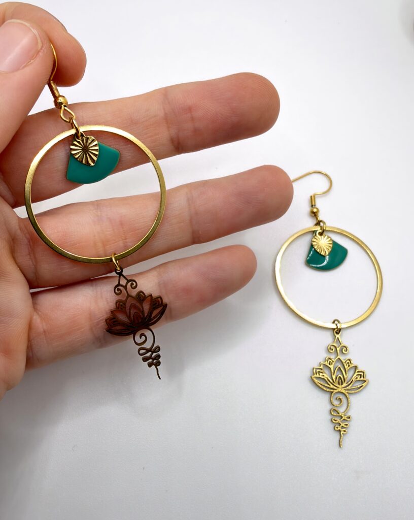 Boucles d'oreilles pendantes Lotus Bohème dorées avec sequin violet, pensées et assemblées à La Réunion (974)
