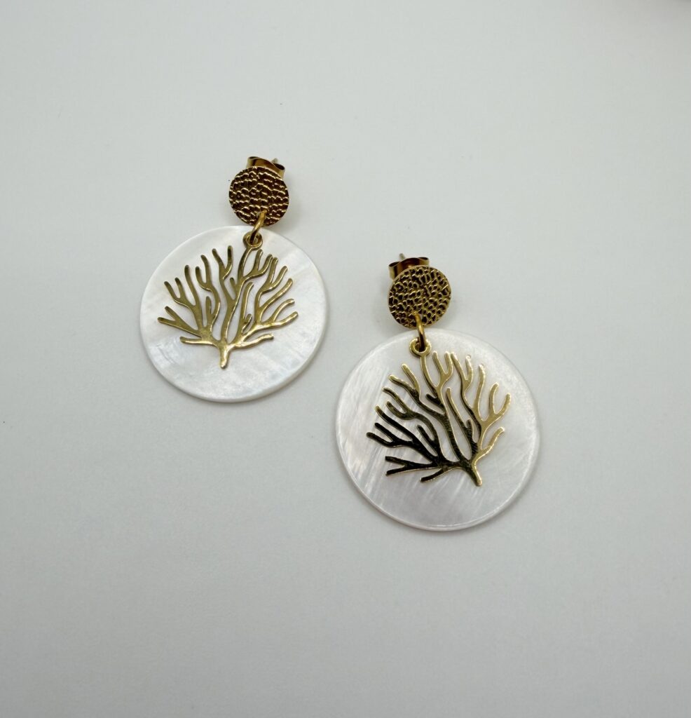 Boucles d'oreilles Corail Nacré dorées et nacre blanche, pensées et assemblées à La Réunion (974)