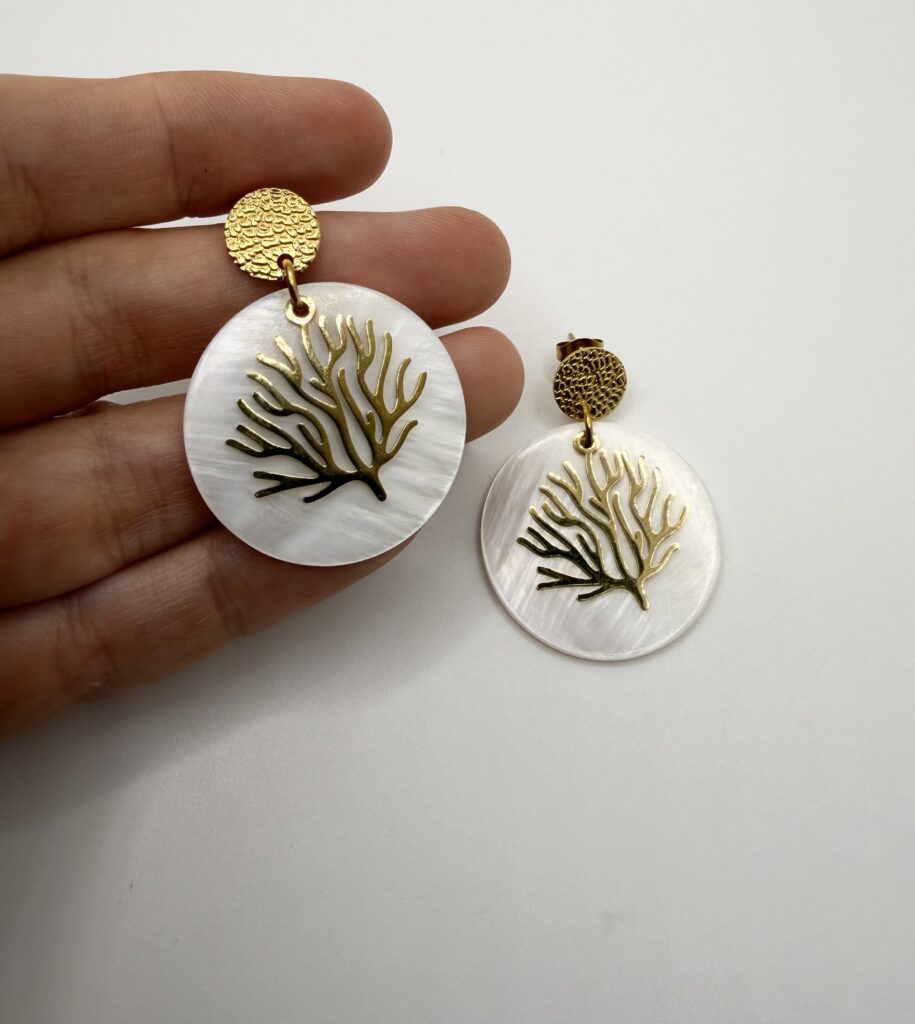 Boucles d'oreilles Corail Nacré dorées et nacre blanche, pensées et assemblées à La Réunion (974)
