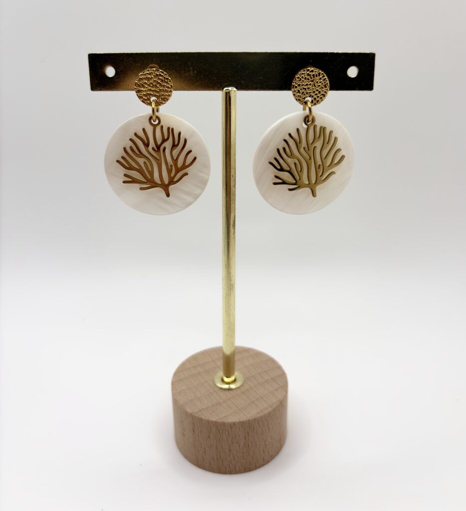 Boucles d'oreilles Corail Nacré dorées et nacre blanche, pensées et assemblées à La Réunion (974)