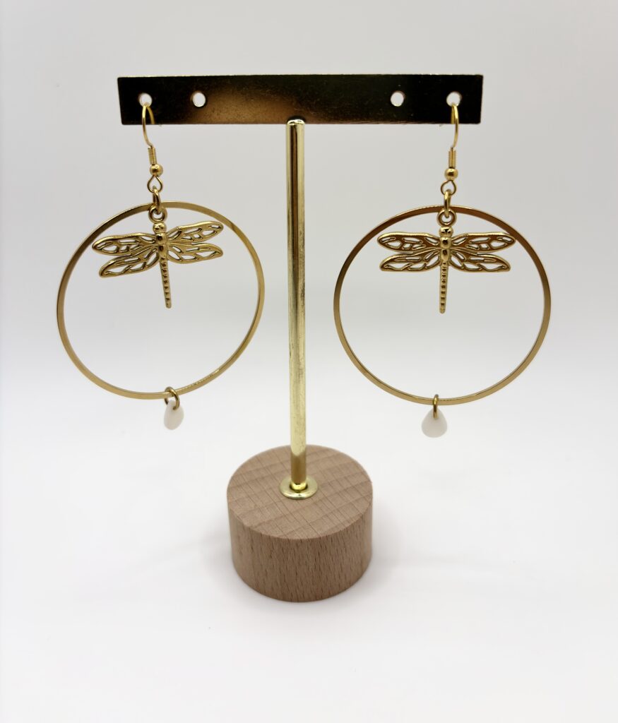 Boucles d'oreilles pendantes Libellule Nacrée dorée, pensées et assemblées à La Réunion (974)