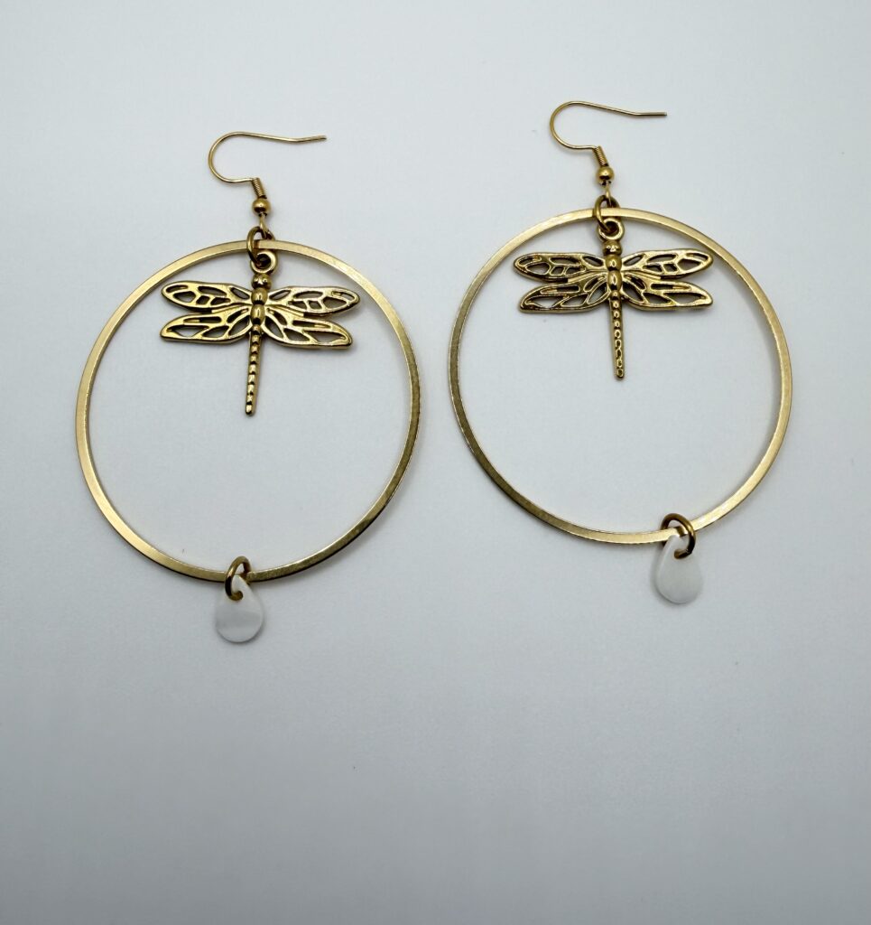Boucles d'oreilles pendantes Libellule Nacrée dorée, pensées et assemblées à La Réunion (974)