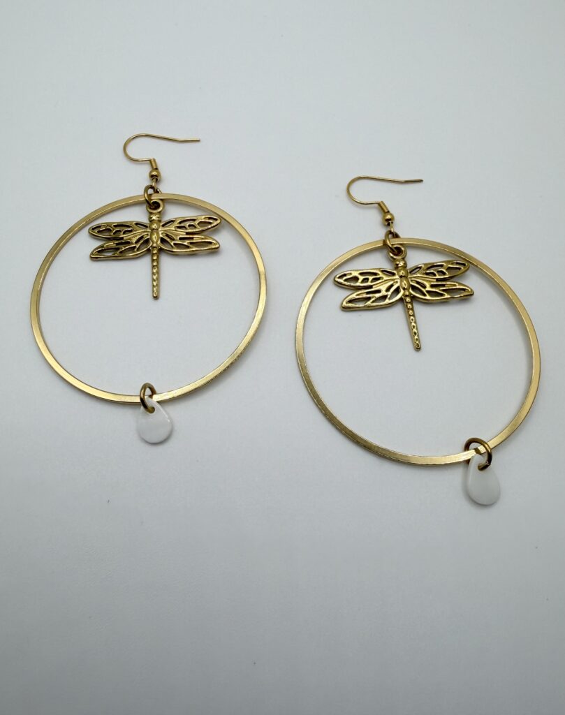 Boucles d'oreilles pendantes Libellule Nacrée dorée, pensées et assemblées à La Réunion (974)