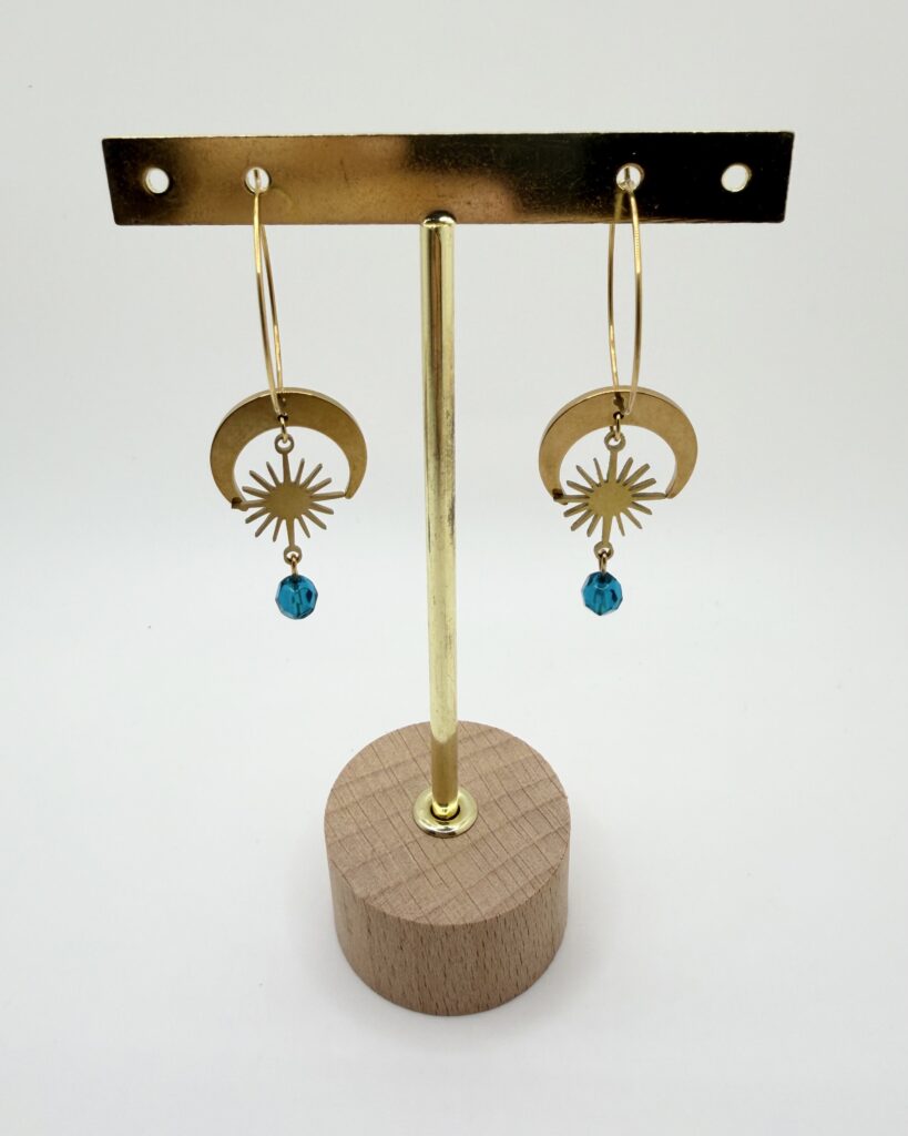 Boucles d'oreilles créoles Constellation lune et soleil dorées, pensées et assemblées à La Réunion (974)