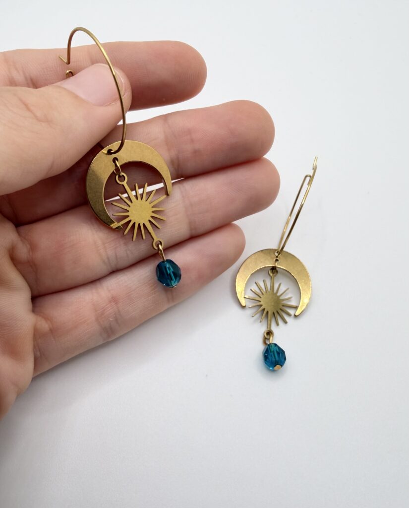 Boucles d'oreilles créoles Constellation lune et soleil dorées, pensées et assemblées à La Réunion (974)