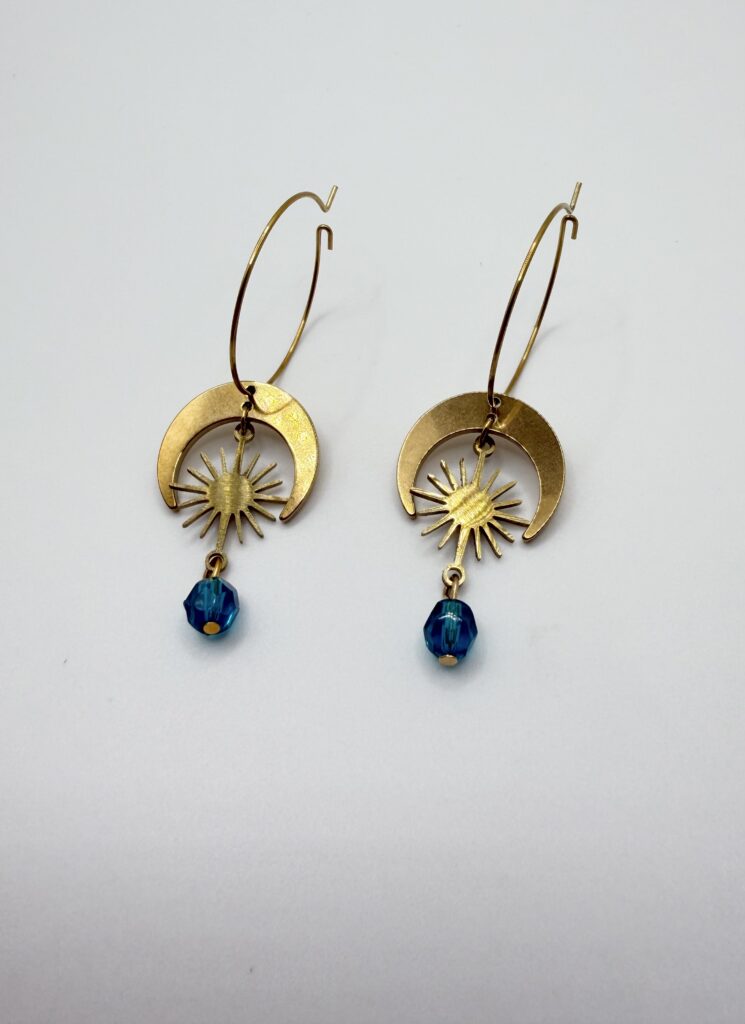 Boucles d'oreilles créoles Constellation lune et soleil dorées, pensées et assemblées à La Réunion (974)