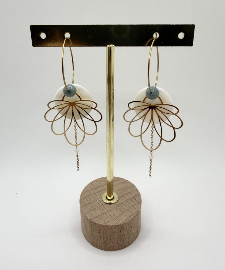 Boucles d'oreilles créoles Lucia orchidée nacrée, pensées et assemblées à La Réunion (974)