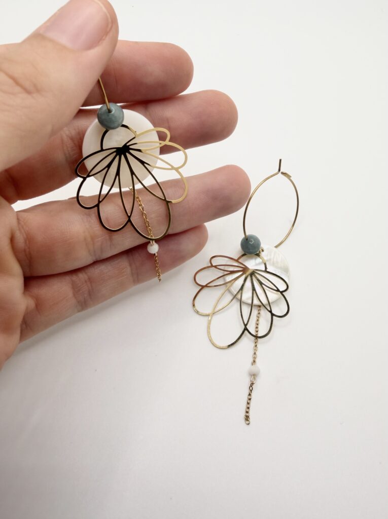 Boucles d'oreilles créoles Lucia orchidée nacrée, pensées et assemblées à La Réunion (974)
