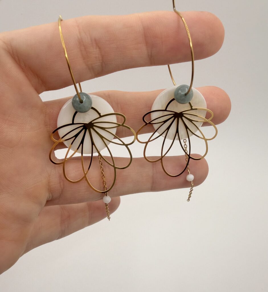 Boucles d'oreilles créoles Lucia orchidée nacrée, pensées et assemblées à La Réunion (974)