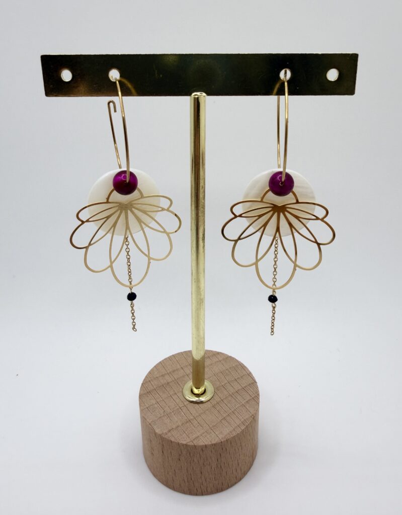 Boucles d'oreilles créoles Lucia orchidée nacrée, pensées et assemblées à La Réunion (974)